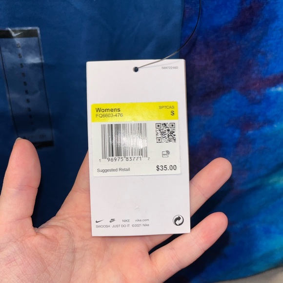 NWT Women’s Graphic Nike Short sleeve tee - Picture 3 of 4